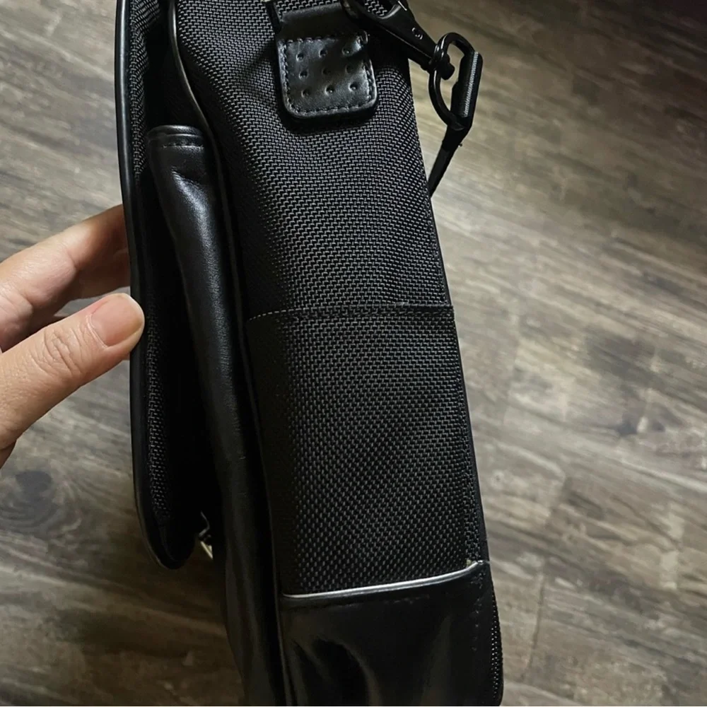 TUMI BRIEFCASE LAPTOP BAG  (zippers in back to attach  suitcase handles)